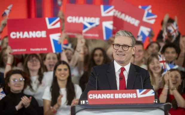 Starmer schaft gezondheidsdienst NHS af in Engeland om "bureaucratie weg te snijden"