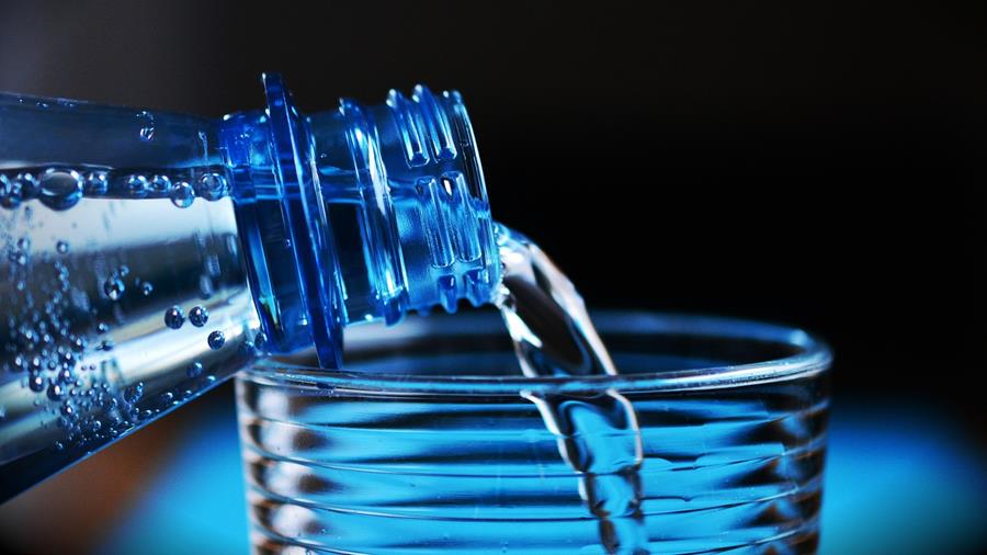 Des traces de TFA dans des bouteilles d'eaux de source et minérales belges, selon Apache