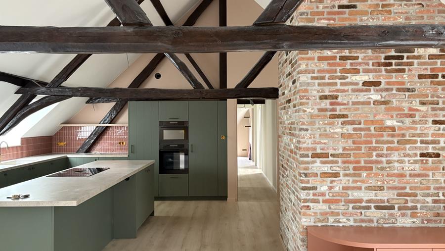 Authentieke zolder transformeert tot eigentijdse loft
