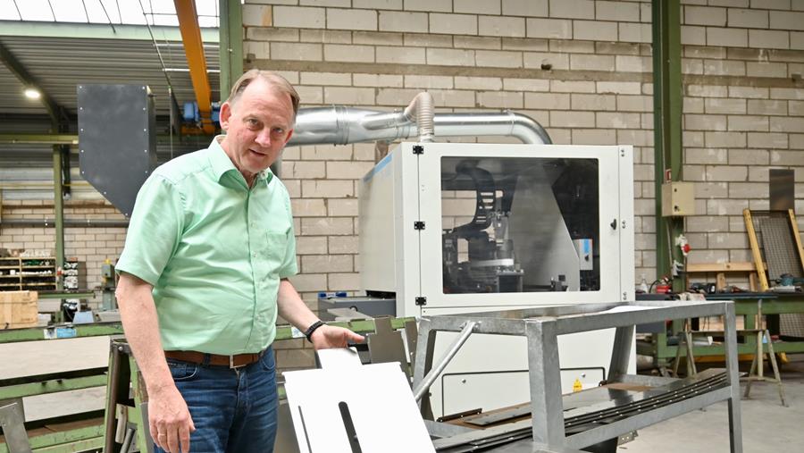 TORFS-LEON LAAT AFWERKING AAN MACHINE OVER