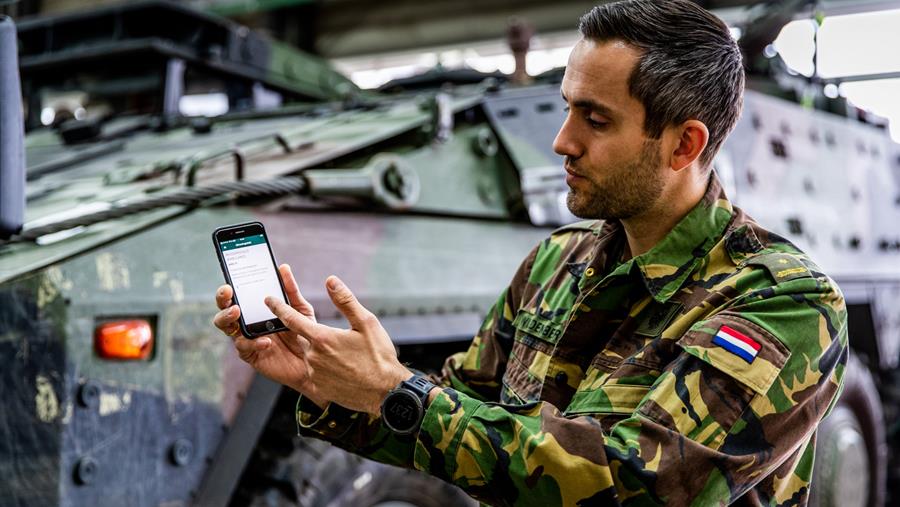 DEFENSIE STAPT OVER VAN PAPIER NAAR APP