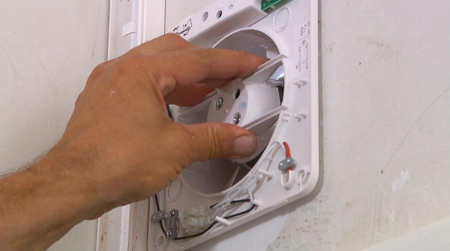 Hoe plaats je zelf een badkamerventilator?