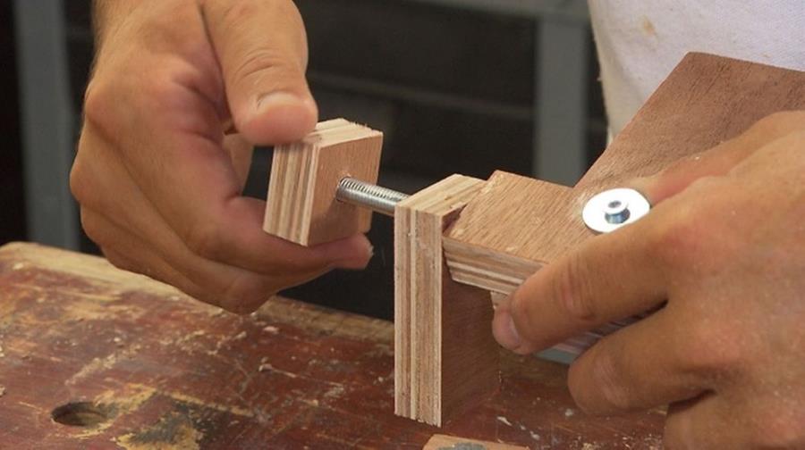 DIY lijmklem: hulpstuk om haaks te klemmen